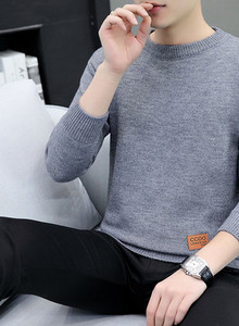 Vīriešu blūze ar ovālu kakla izgriezumu un izšuvumu