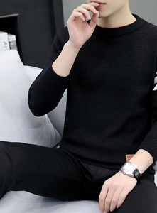 Vīriešu blūze ar ovālu kakla izgriezumu un izšuvumu