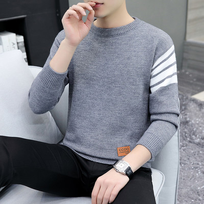 Vīriešu blūze ar ovālu kakla izgriezumu un izšuvumu