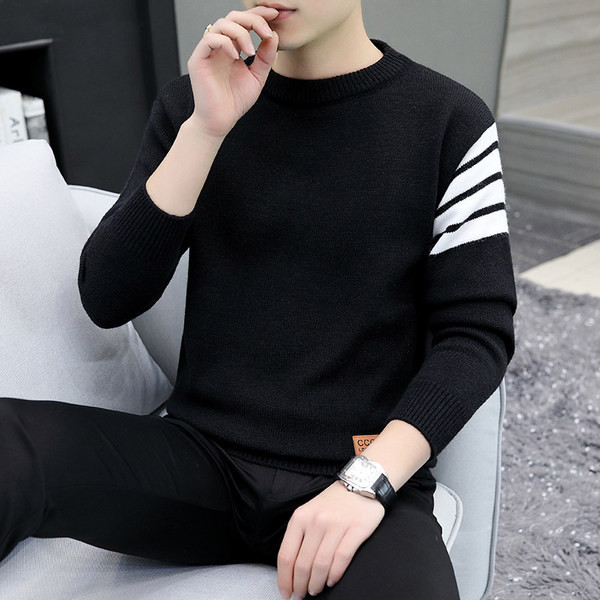 Vīriešu blūze ar ovālu kakla izgriezumu un izšuvumu