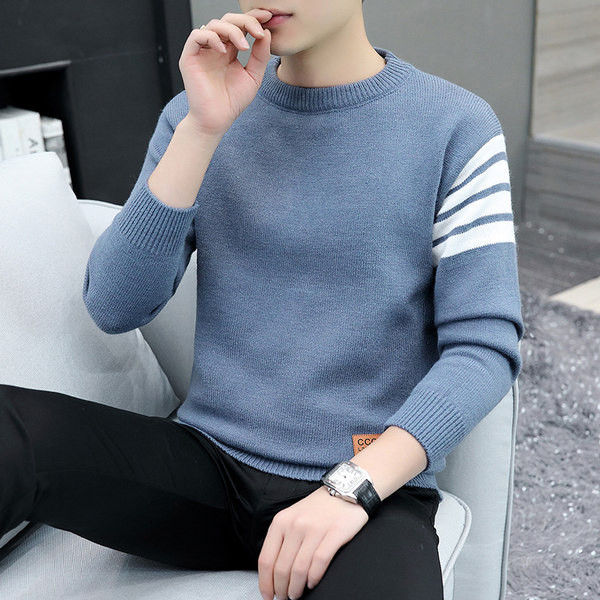 Vīriešu blūze ar ovālu kakla izgriezumu un izšuvumu