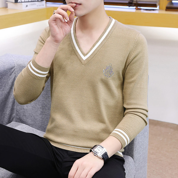 Ανδρικά πουλόβερ με μυτερό γιακά και στάμπα