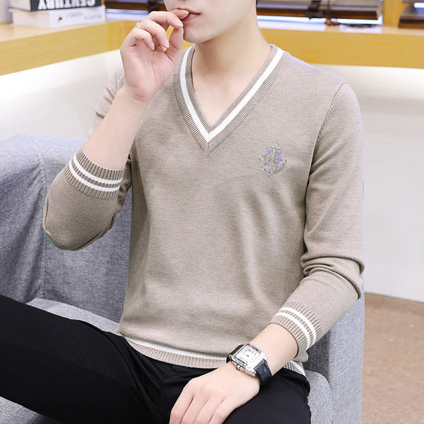 Ανδρικά πουλόβερ με μυτερό γιακά και στάμπα