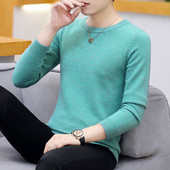 Vīriešu džemperis - pieguļošs modelis ar ovālu apkakli