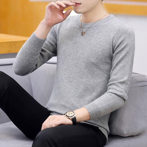 Vīriešu džemperis - pieguļošs modelis ar ovālu apkakli