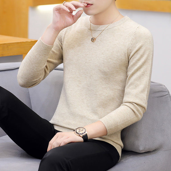 Vīriešu džemperis - pieguļošs modelis ar ovālu apkakli