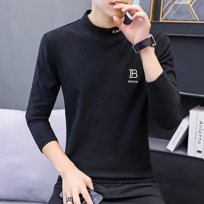 Vīriešu džemperis ar augstu apkakli un izšūtiem uzrakstiem