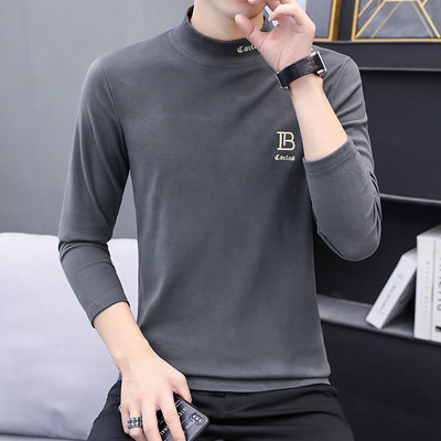 Vīriešu džemperis ar augstu apkakli un izšūtiem uzrakstiem