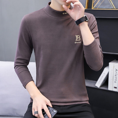 Vīriešu džemperis ar augstu apkakli un izšūtiem uzrakstiem