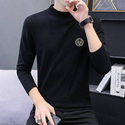 Vīriešu džemperis ar augstu apkakli un izšūtiem uzrakstiem