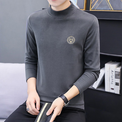 Vīriešu džemperis ar augstu apkakli un izšūtiem uzrakstiem