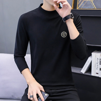 Vīriešu džemperis ar augstu apkakli un izšūtiem uzrakstiem