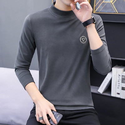 Vīriešu džemperis ar augstu apkakli un izšūtiem uzrakstiem