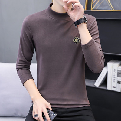 Vīriešu džemperis ar augstu apkakli un izšūtiem uzrakstiem