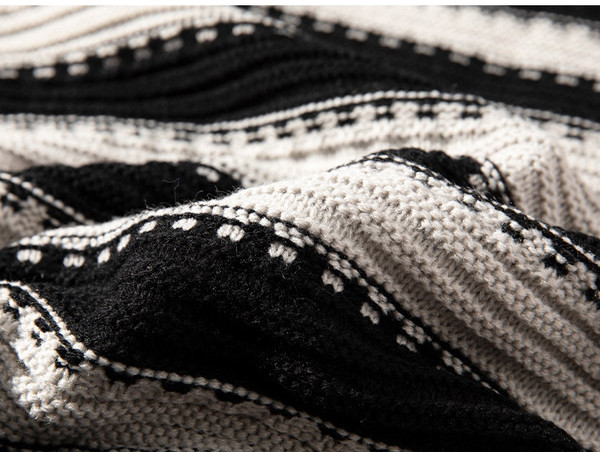 Muški prugasti pulover s ovalnim ovratnikom