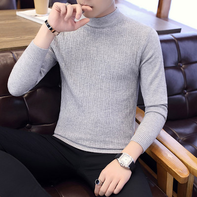 Ανδρικό μοντέλο με casual πουλόβερ