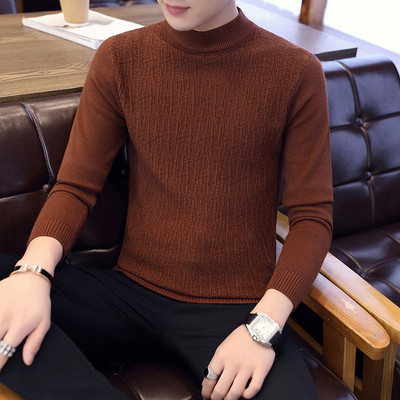 Ανδρικό μοντέλο με casual πουλόβερ