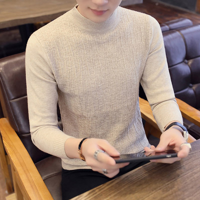 Ανδρικό μοντέλο με casual πουλόβερ