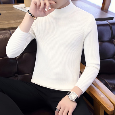 Ανδρικό μοντέλο με casual πουλόβερ