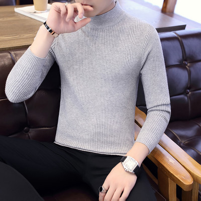 Ανδρικό μοντέλο με casual πουλόβερ