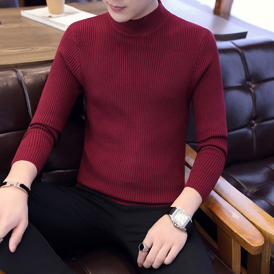 Ανδρικό μοντέλο με casual πουλόβερ