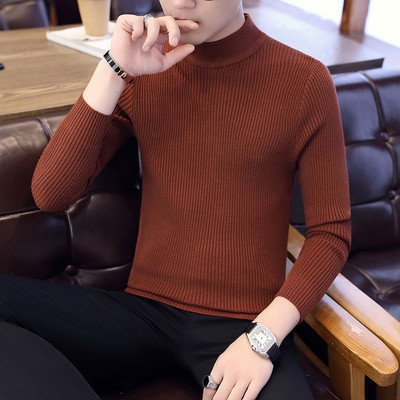 Ανδρικό μοντέλο με casual πουλόβερ