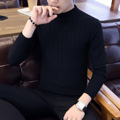 Ανδρικό μοντέλο με casual πουλόβερ