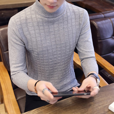 Ανδρικό μοντέλο με casual πουλόβερ