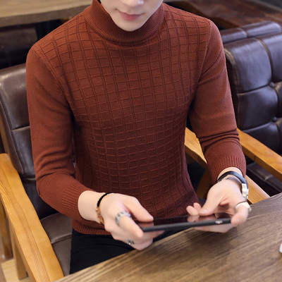 Ανδρικό μοντέλο με casual πουλόβερ