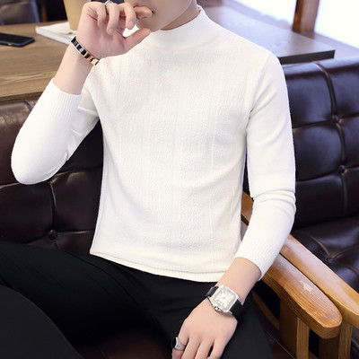 Ανδρικό μοντέλο με casual πουλόβερ