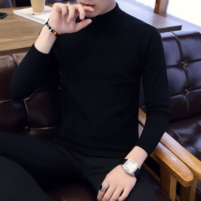 Ανδρικό μοντέλο με casual πουλόβερ