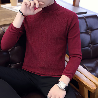 Ανδρικό μοντέλο με casual πουλόβερ