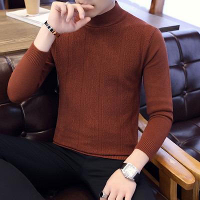 Ανδρικό μοντέλο με casual πουλόβερ