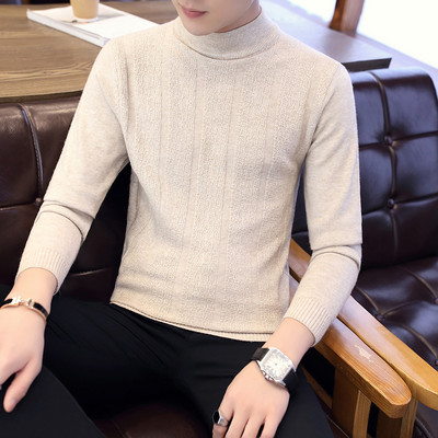 Ανδρικό μοντέλο με casual πουλόβερ