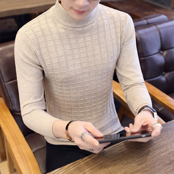 Ανδρικό μοντέλο με casual πουλόβερ