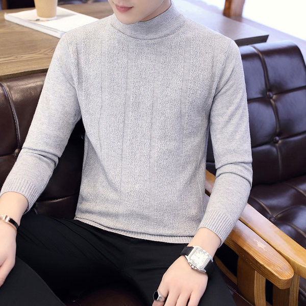 Ανδρικό μοντέλο με casual πουλόβερ