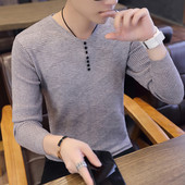 Pripijeni model muškog džempera s gumbima