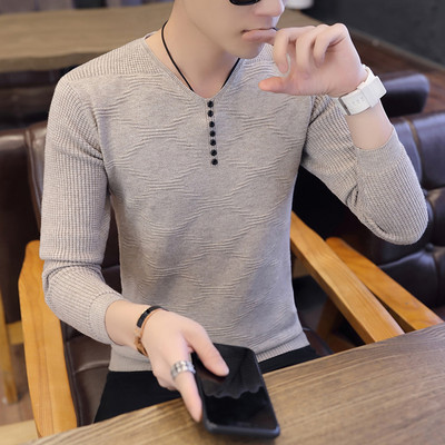 Pripijeni model muškog džempera s gumbima