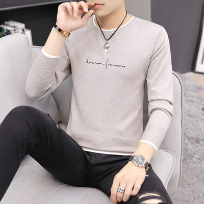 Rudens vīriešu blūze ar uzrakstu un ovālu kakla izgriezumu