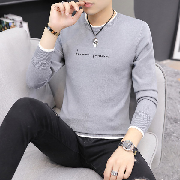 Rudens vīriešu blūze ar uzrakstu un ovālu kakla izgriezumu