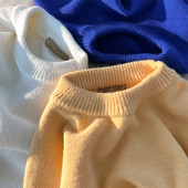 Vienkrāsains ovāla kakla ziemas džemperis vīriešiem