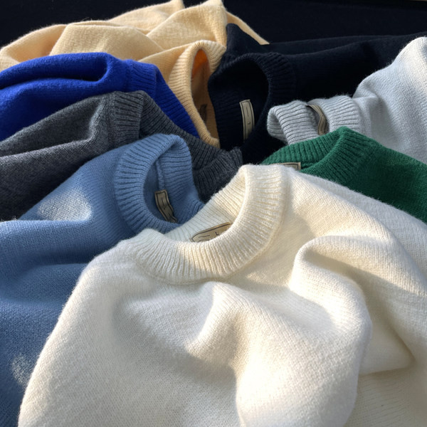 Vienkrāsains ovāla kakla ziemas džemperis vīriešiem