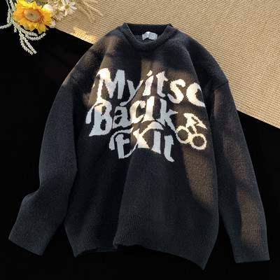 Brīvs vīriešu džemperis ar ovālu kakla izgriezumu un izšūtiem uzrakstiem