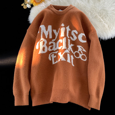 Brīvs vīriešu džemperis ar ovālu kakla izgriezumu un izšūtiem uzrakstiem