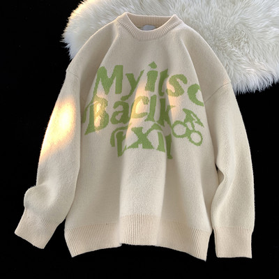 Brīvs vīriešu džemperis ar ovālu kakla izgriezumu un izšūtiem uzrakstiem