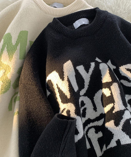 Brīvs vīriešu džemperis ar ovālu kakla izgriezumu un izšūtiem uzrakstiem