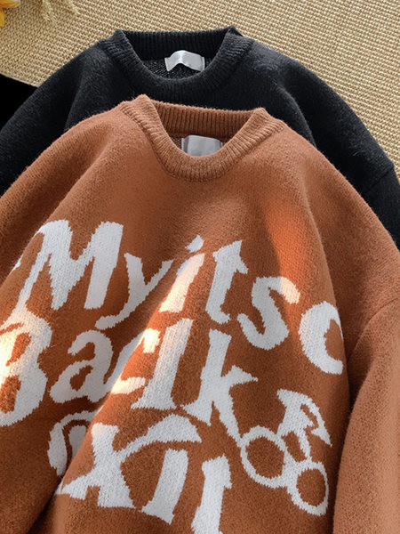 Brīvs vīriešu džemperis ar ovālu kakla izgriezumu un izšūtiem uzrakstiem