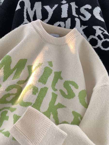 Brīvs vīriešu džemperis ar ovālu kakla izgriezumu un izšūtiem uzrakstiem