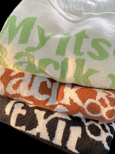 Brīvs vīriešu džemperis ar ovālu kakla izgriezumu un izšūtiem uzrakstiem