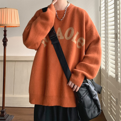 Vīriešu džempera plats modelis ar uzrakstu